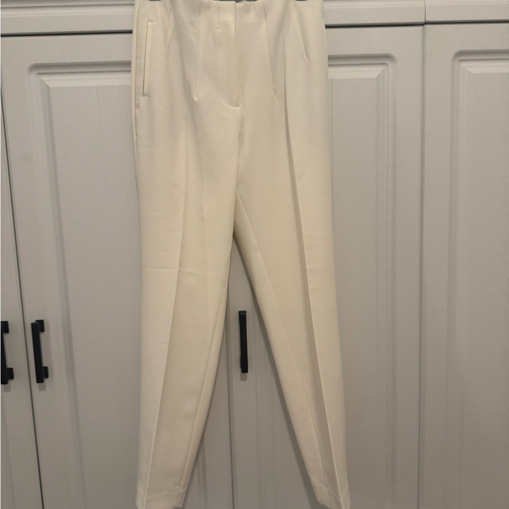Classic creamy white, high rise, ankle trouser.